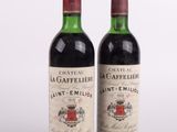 deux bouteilles de vin posées l'une à côté de l'autre sur une surface blanche