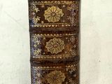 un livre brun posé sur une table
