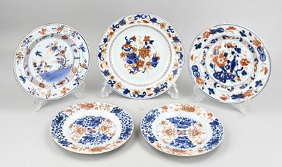 six assiettes bleues et blanches ornées de motifs orange