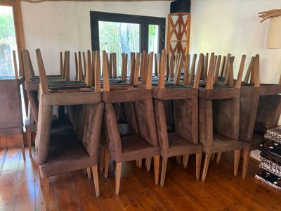 un grand nombre de chaises dans une pièce