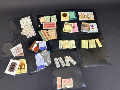 de nombreux timbres de toutes sortes posés sur une table noire