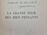 un vieux livre sur lequel figure un titre écrit à la main