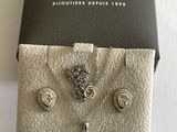 une boîte sur laquelle sont posés un collier, des boucles d'oreilles et une bague