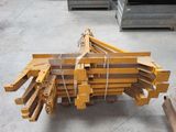 un gros tas de bois entreposé dans un entrepôt