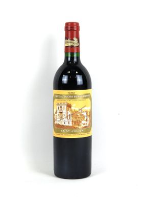 une bouteille de vin posée sur une table