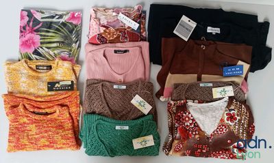 un tas de vêtements posés sur une table