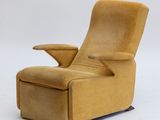 une image représentant un fauteuil inclinable jaune sur fond blanc