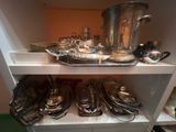 une étagère sur laquelle sont disposés de nombreux objets en argent