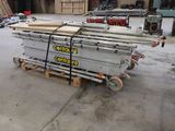 plusieurs pièces de bois sont empilées sur une palette dans un entrepôt