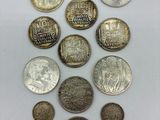 une collection de pièces anciennes posées sur un fond blanc