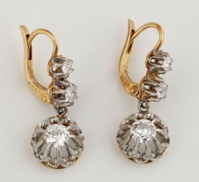 une paire de boucles d'oreilles en diamant et en or