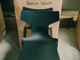 une chaise posée devant un carton