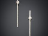 une paire de boucles d'oreilles en forme de barre, en diamants et en or blanc
