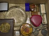 une boîte remplie d'objets divers, notamment une horloge, un livre et d'autres objets