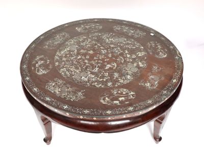 une petite table en bois ornée d'un motif circulaire
