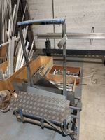 Chariot et caisses en bois avec leur contenu de profilés en … (photo 3)