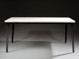 table de salle à manger rectangulaire avec des pieds noirs et un plateau en marbre blanc