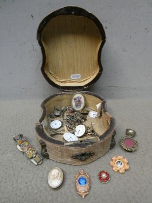 une boîte en bois contenant tout un tas de bijoux