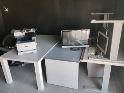 un bureau équipé d'un ordinateur et d'une imprimante