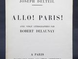 un livre blanc avec des inscriptions noires, posé sur une table