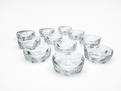un ensemble de petits bols en verre posés sur une surface blanche