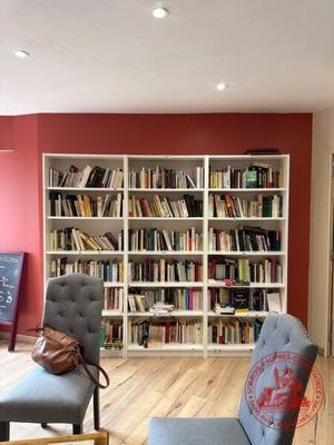 une pièce avec beaucoup de livres sur les étagères