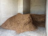 un tas de copeaux de bois dans un coin de la pièce