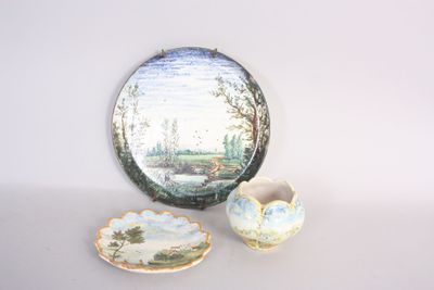 deux assiettes et un bol posés sur une table