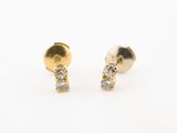 une paire de boucles d'oreilles en or et diamants sur fond blanc