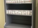 une bibliothèque avec un meuble et une porte, placée dans un coin