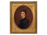 portrait d'un jeune homme vêtu d'une veste noire et d'un nœud papillon