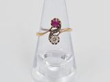 une image représentant une bague en or sertie d'un rubis