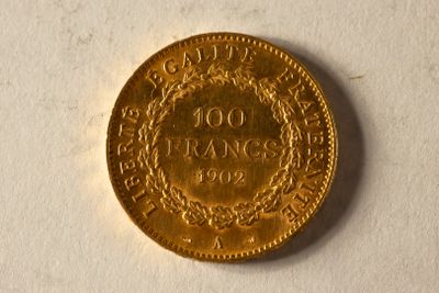 une image d'une pièce d'or sur une surface blanche