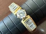 un stylo orné d'une bague en diamant, posé sur une table