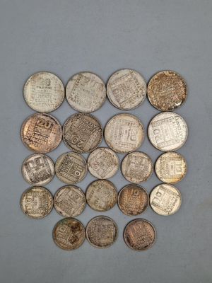 Plusieurs types de pièces sont disposés sur une table