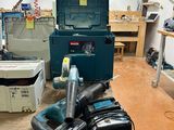 de nombreux outils posés sur un établi dans un atelier