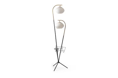 un lampadaire noir et blanc surmonté de trois lampes