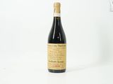 une bouteille de vin posée sur une table blanche