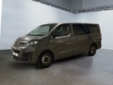 La camionnette est garée dans la grande salle du bâtiment.