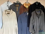 beaucoup de pulls accrochés au mur