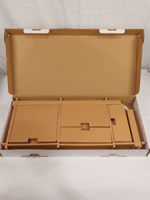 une boîte en carton ouverte à quatre compartiments posée sur une surface blanche