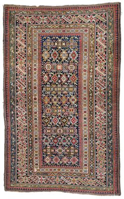 un tapis ancien aux motifs multicolores sur fond blanc