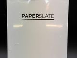 une boîte de papier posée sur une table