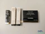 un gros plan sur un coffret de rouges à lèvres à côté d'un coffret de mascara