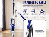 un gros plan d'un aspirateur bleu et noir posé sur un parquet