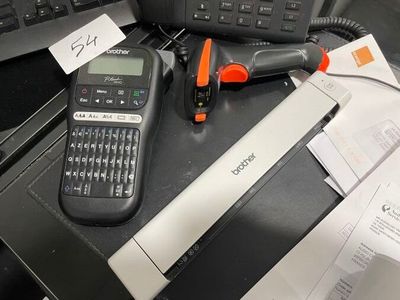 un téléphone portable posé sur un bureau, à côté d'un clavier