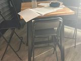 une table sur laquelle se trouvent une bouteille d'eau et un livre