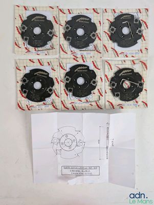 une photo d'une photo d'une horloge réalisée à partir d'une feuille de papier