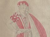 dessin représentant un homme vêtu d'une robe rouge et blanche tenant un bouquet de fleurs
