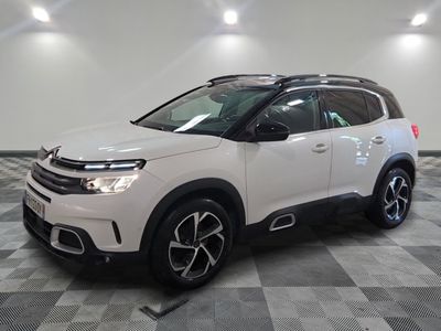 Le nouveau SUV Citroën est garé dans le showroom.